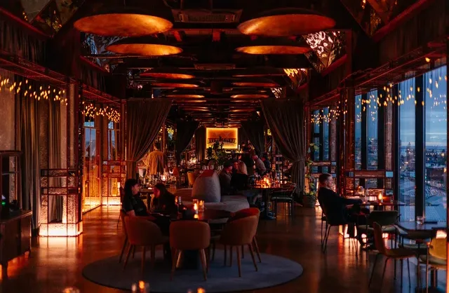 F11 Sky Bar and Restaurant (Ф11 – панорамный ресторан)