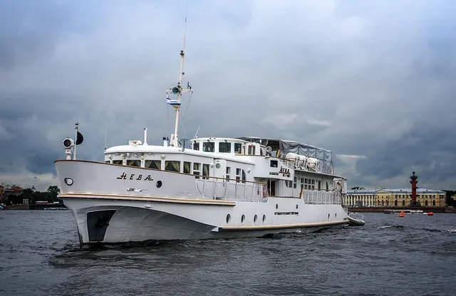 Теплоход класса VIP «Нева»
